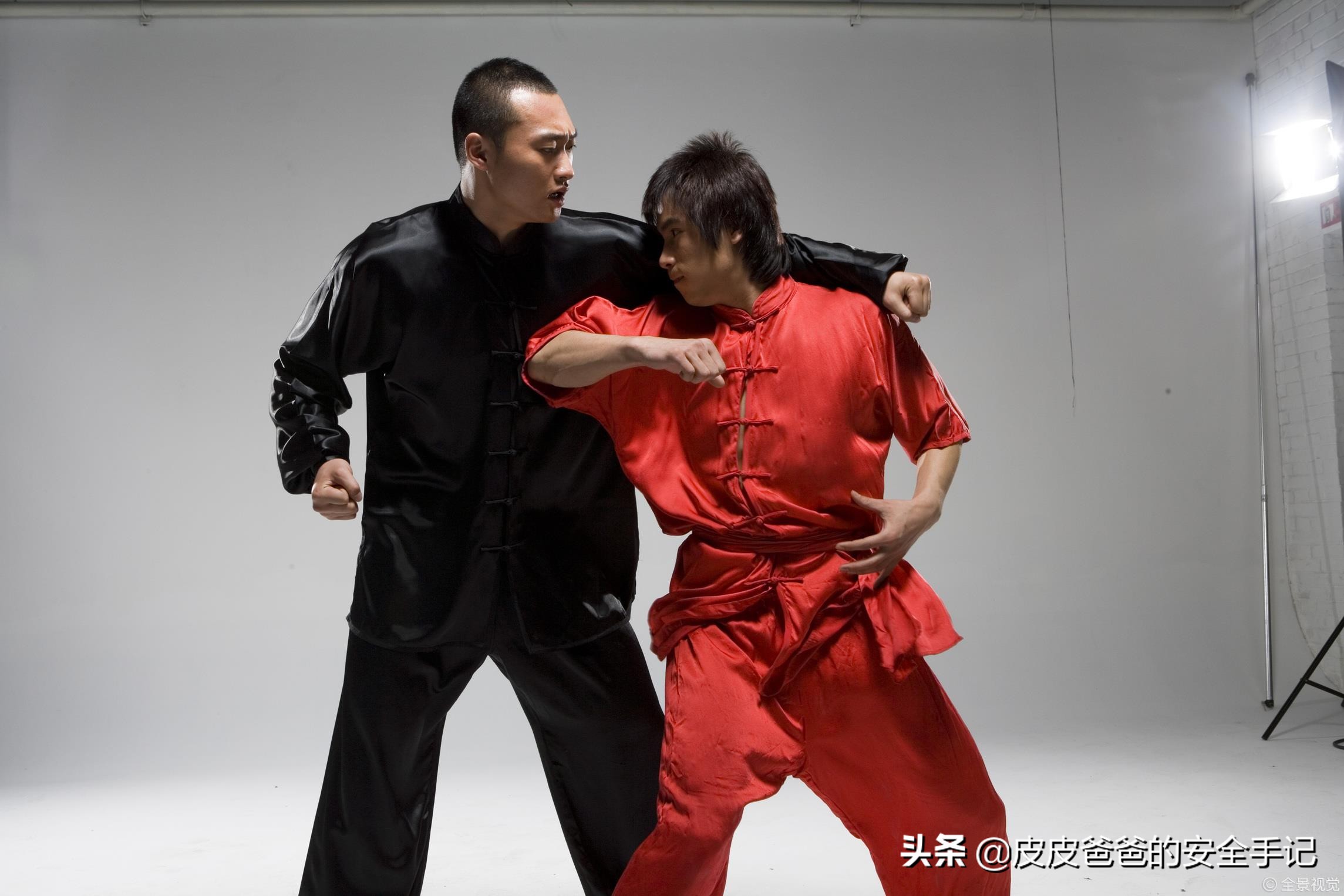 面对“倚老卖老”式冲突，易受刺激的青春期男孩如何快速止暴