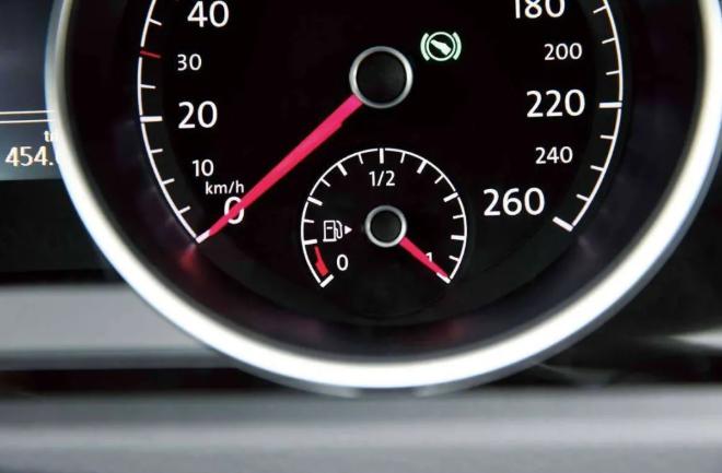 把车跑到没油是种什么体验,汽车开到没油熄火是不是很严重