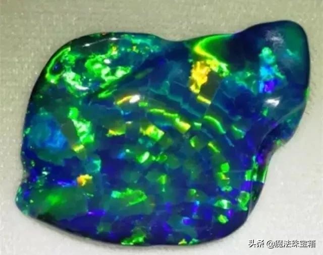 欧泊是天然宝石还是有机宝石,欧泊什么颜色的宝石好看