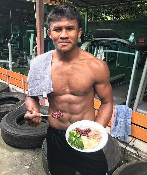 c罗播求,拳王播求六块腹肌