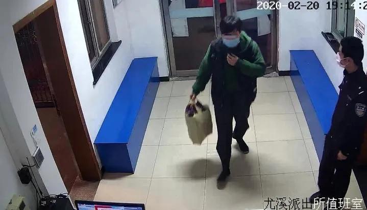 小伙倒卖口罩赔100万,男子贩卖口罩113万