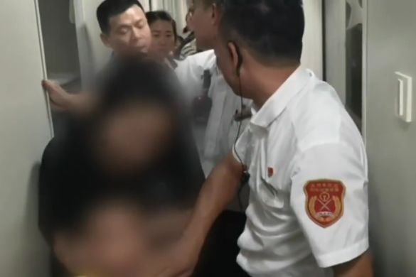 5岁男孩吞了奶片,孩子吃奶片卡喉爸爸施救