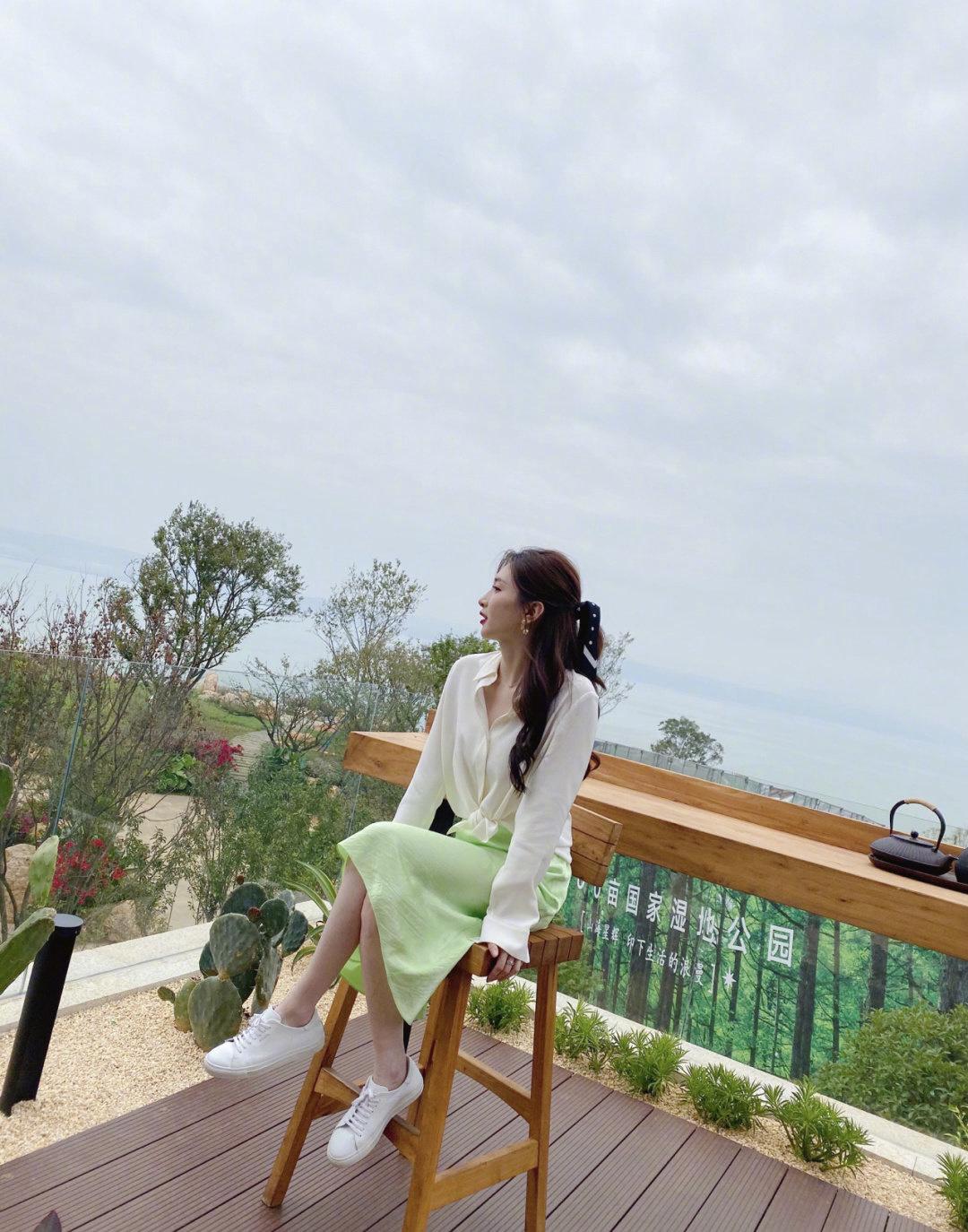 江疏影穿渐变抹胸裙亮相红毯,江疏影穿黑色蕾丝开叉长裙