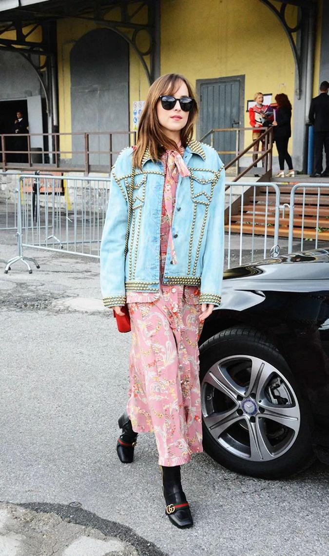 最近火了一种穿法，叫“裙子+外套”，时髦又高级，关键还显气质