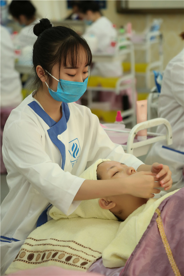 百美汇讲师,百美汇美容美发彩妆学校学员专访