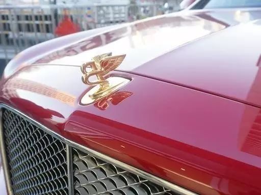 宾利除了前面有b还有别的字母吗,宾利黑色和红色标志