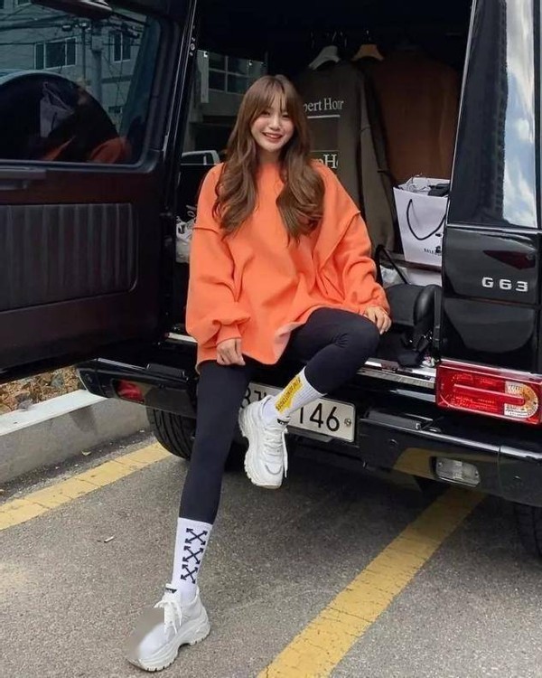 非常流行的鲨鱼裤穿法,鲨鱼裤搭配什么样子的老爹鞋