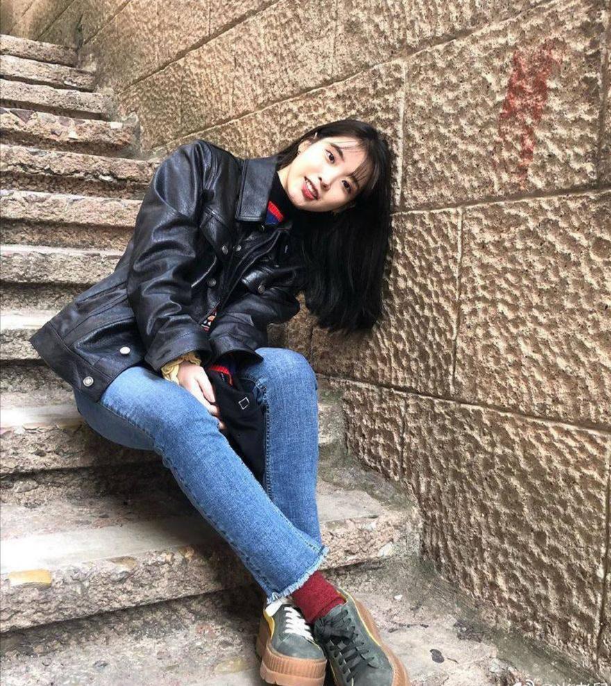 IU李智恩现身米兰，身穿军绿色风衣，是印象中的初恋脸没错了