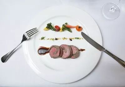 教你基本的西餐礼仪,西餐礼仪视频教程示范入场