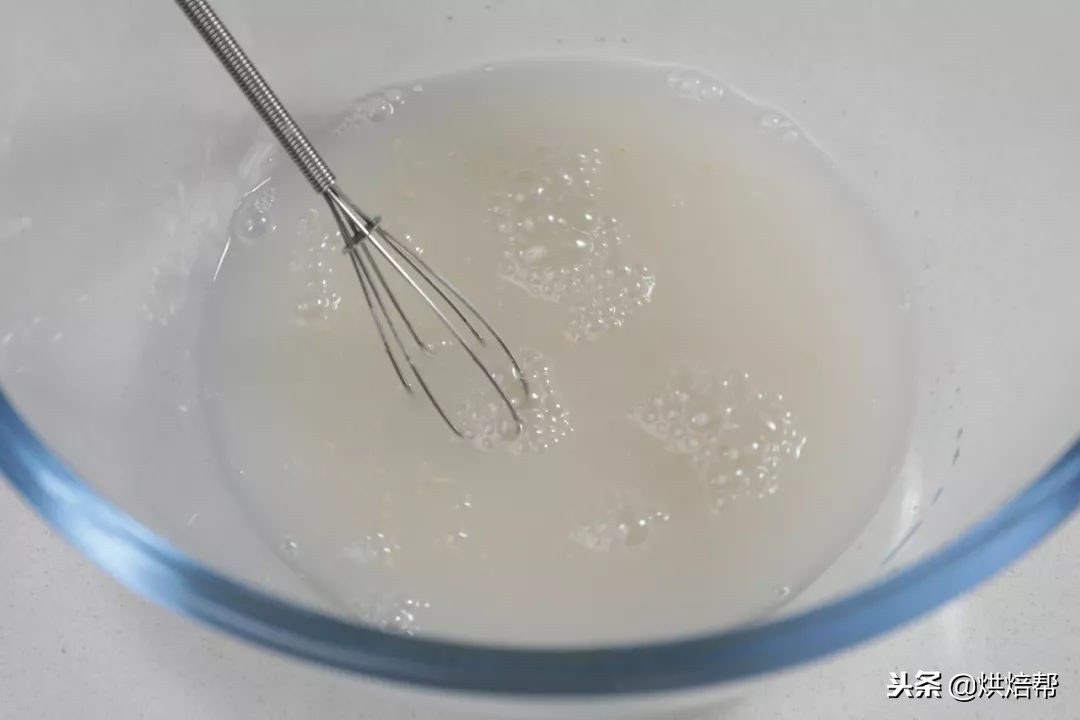 全程不用手和面的面包做法,不用发酵也不用揉面做出来的面包