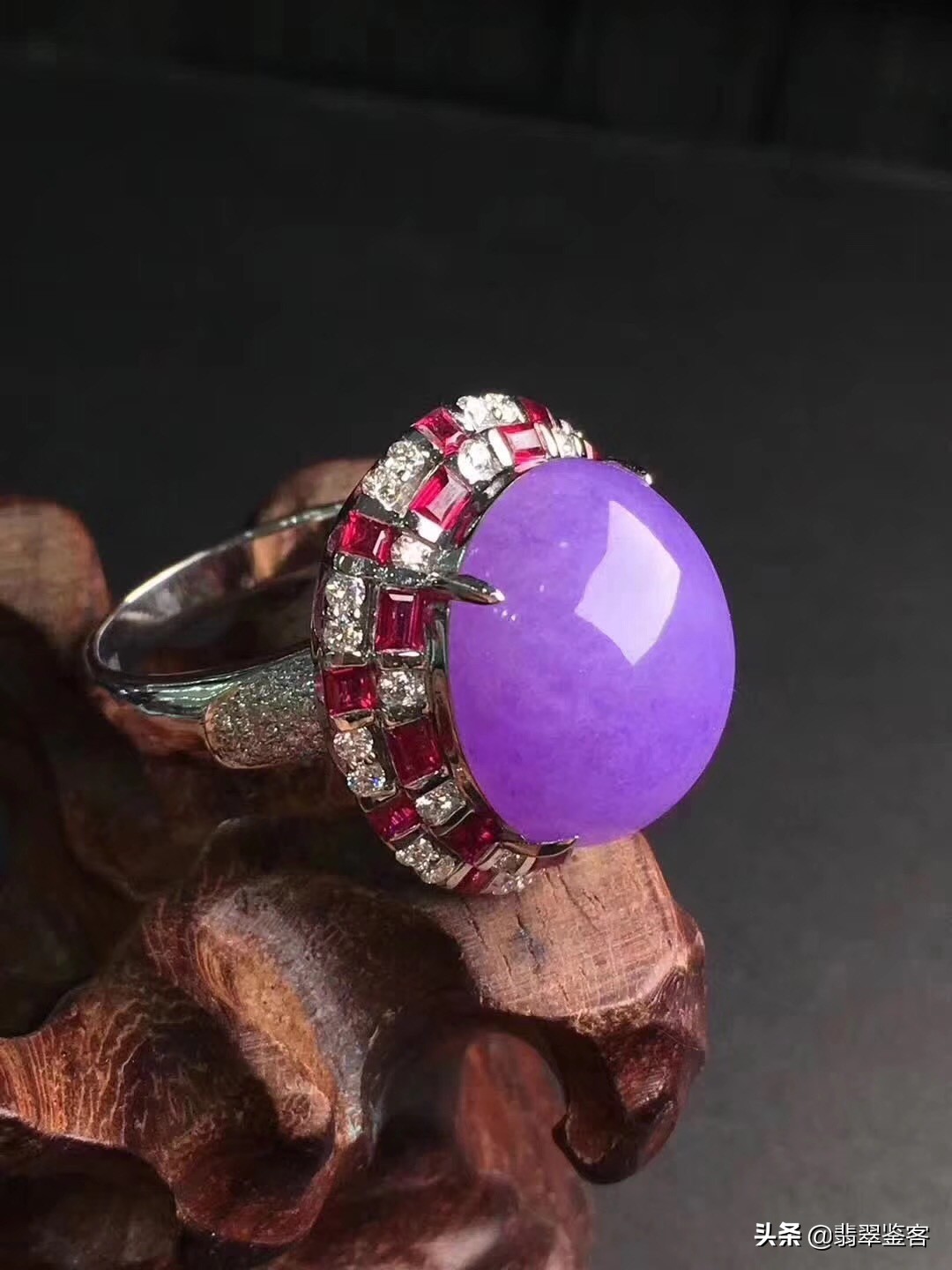 紫色翡翠手镯见光死,颜色特别深的翡翠是假的吗