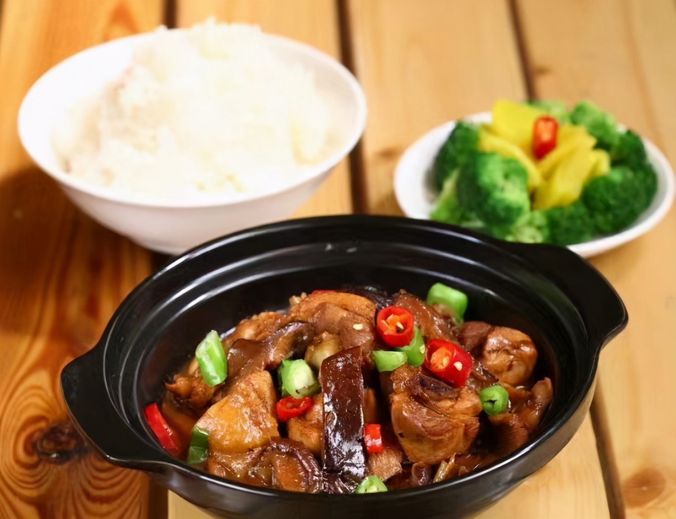 济南的黄焖鸡为什么那么好吃,黄焖鸡米饭起源于济南哪里