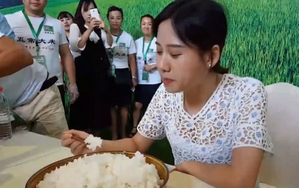 密子君吃了23道菜,密子君吃一大碗甜品