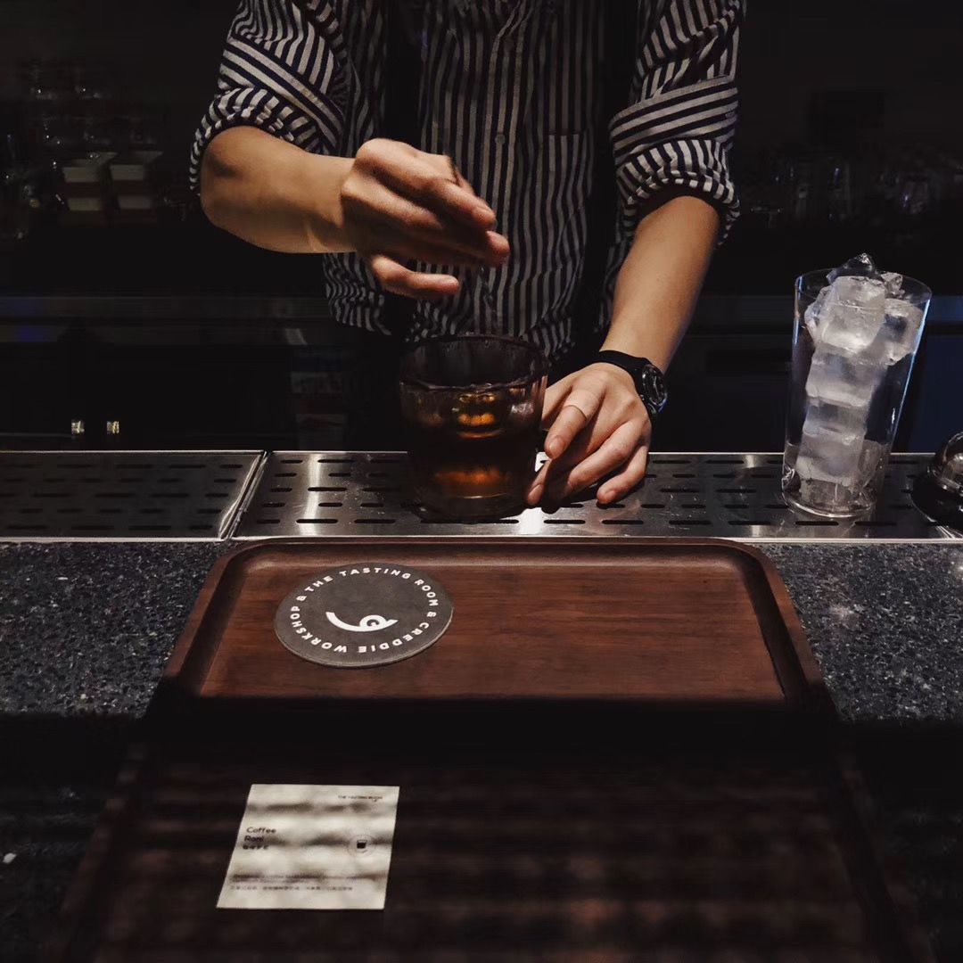 在110㎡空间里创造了两个世界，成都这个酒吧允许你上班时饮酒