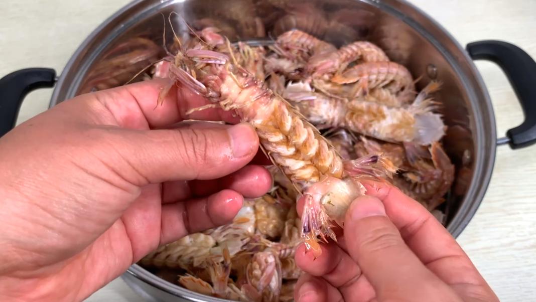 海边人吃皮皮虾，找到这个“拉链”，壳一扯就脱，3秒剥好一个