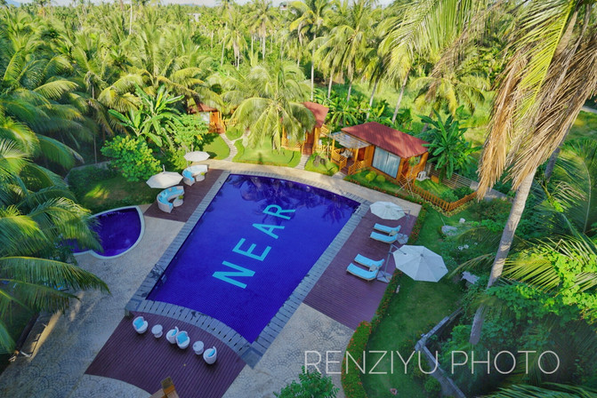 一群年轻人到三亚，摆pose，拍照