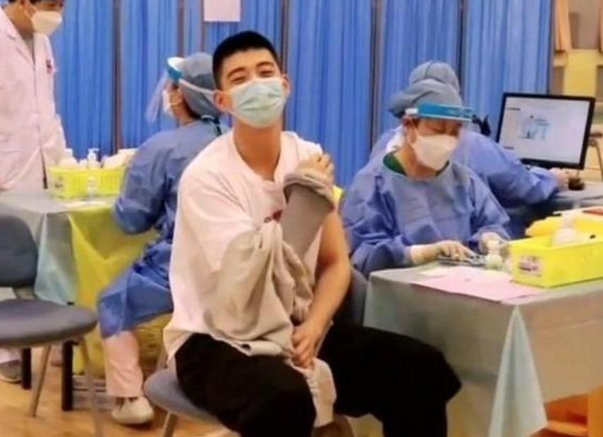 北体大学生接种疫苗火出圈,阳刚之气太雄厚,网友调侃:不如出道