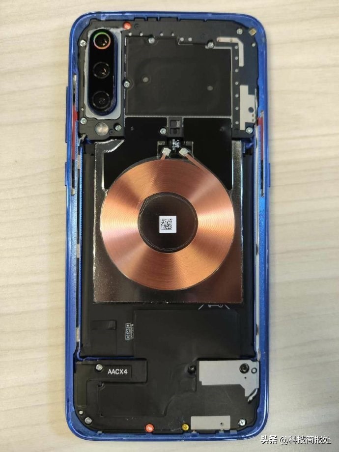 手机选择了无线充电就不能再有金属后壳了,你怀念金属后壳吗?