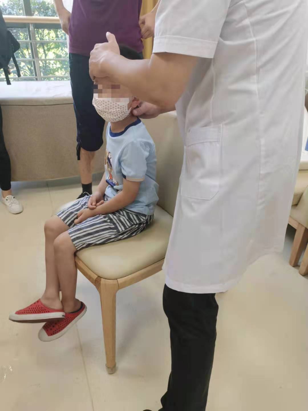 小儿落枕,小儿落枕解决办法图解