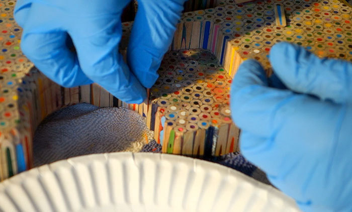 酷！外国小伙用1200支铅笔做了一把史诗般的定制吉他