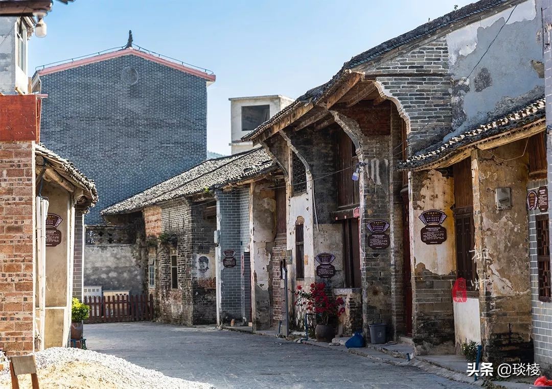 这个古镇好奇怪，门前放元宝，商号大门开洞，城隍爷与关二爷作伴