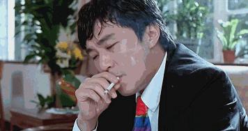 足球场上吐痰不怕滑铲弄到身上吗,为啥足球运动员吐痰