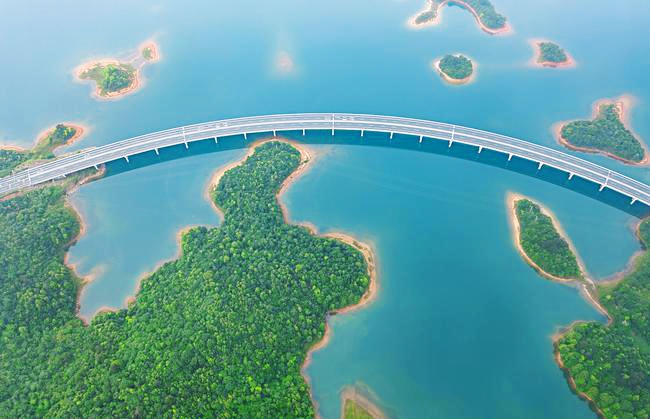 A用了B的名字，B只能改名，星子县成了庐山市，庐山区成了濂溪区