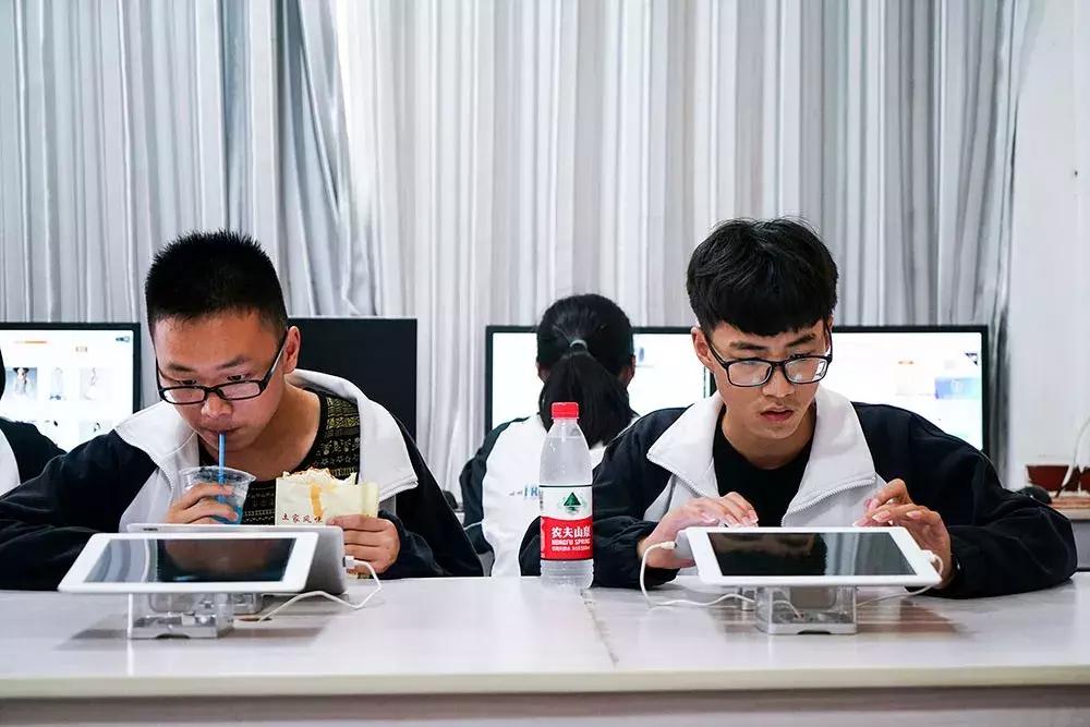 「阿里巴巴是个叔叔吗？」购物车外，用力生活的他们