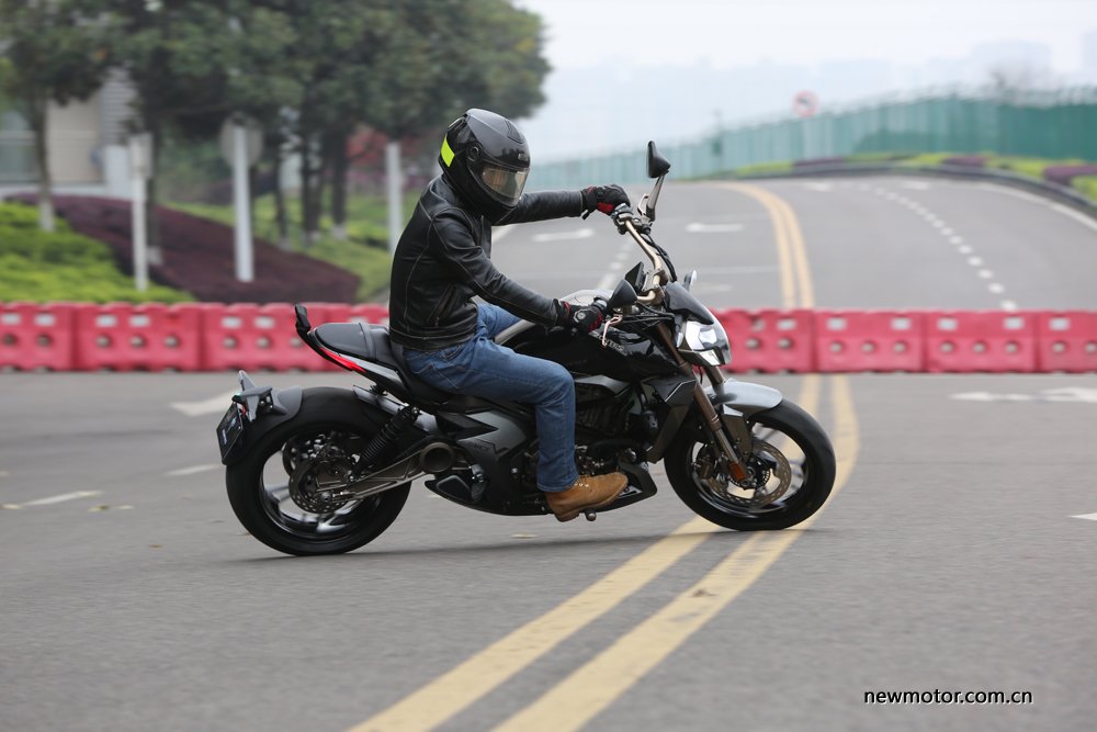 升仕310V试驾/多图:舒适好骑的运动太子车,标配ABS,全LED灯具