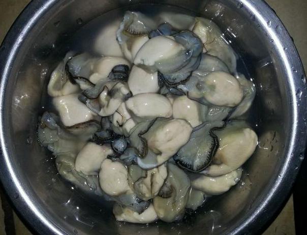 它荤素搭配、色泽金黄,壳酥香馅鲜美,海蛎饼和肉饼哪个更好吃呢