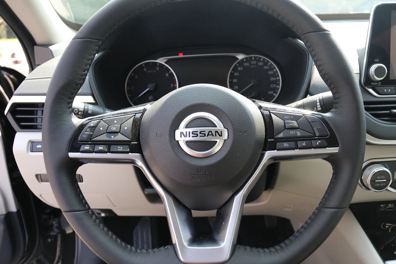 最新款天籁和第七代天籁对比,16万日系两厢车