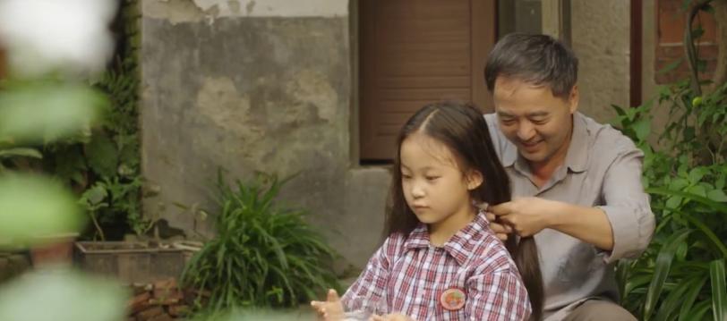 五十岁穷苦老汉24年前收养女弃婴,穷困老汉蹬三轮养了十二年的弃婴