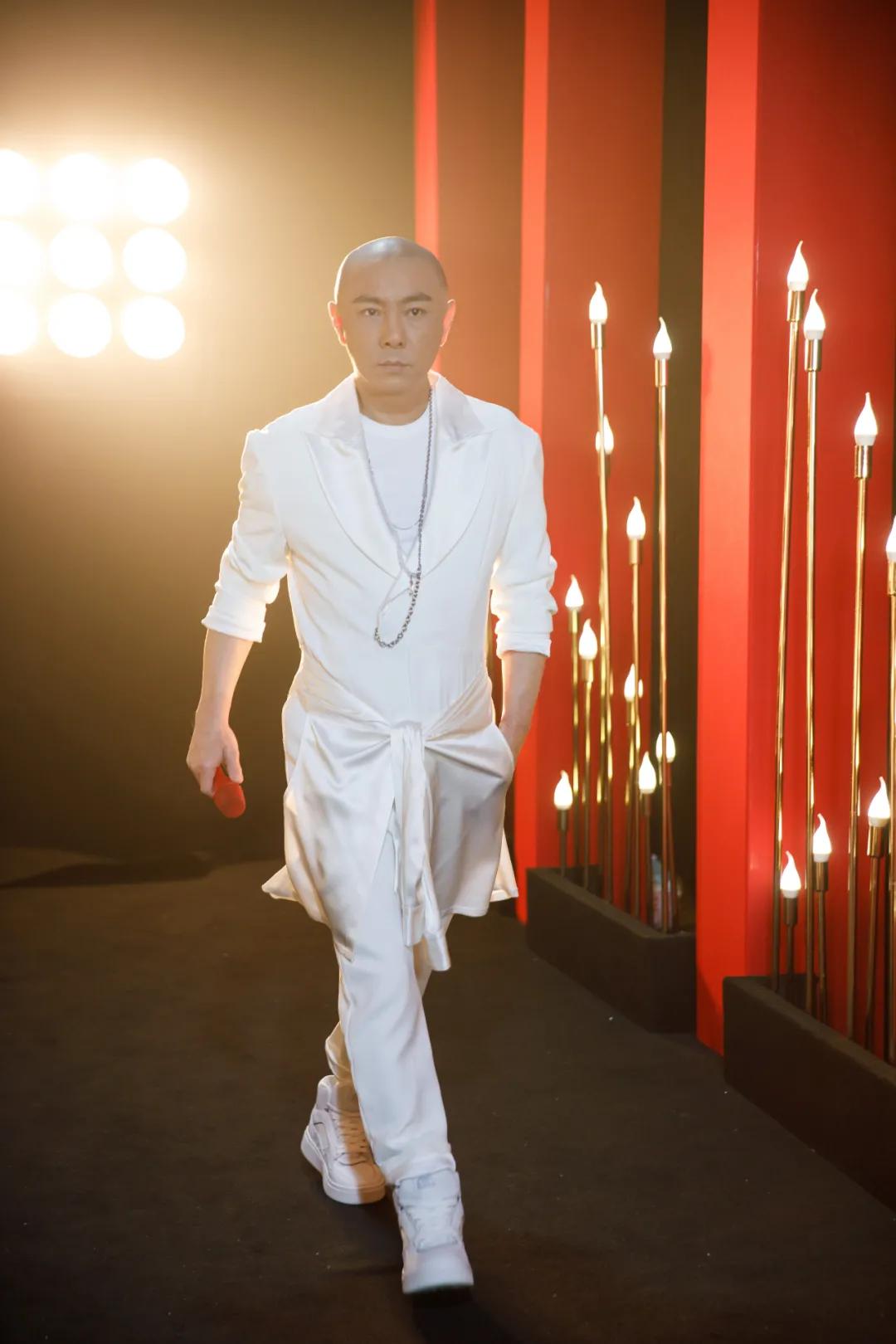 凉风有信秋月无边!看过他演孙悟空的都快三胎了无人知他竟是唱歌出道