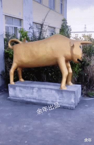 太个性！湖北武汉一公司开业，门口石牛形似“纸扎牛”引人爆笑