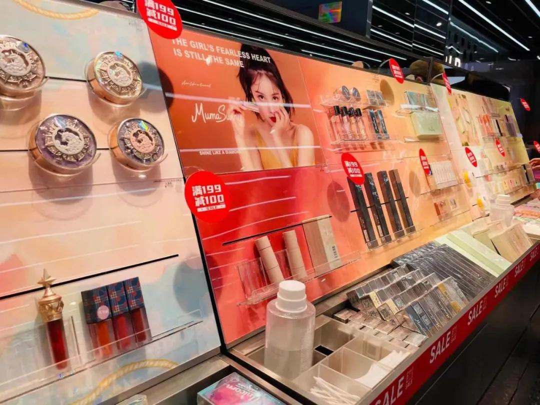 你只看到了话梅和调色师的光鲜，没看到县城美妆店的惨淡