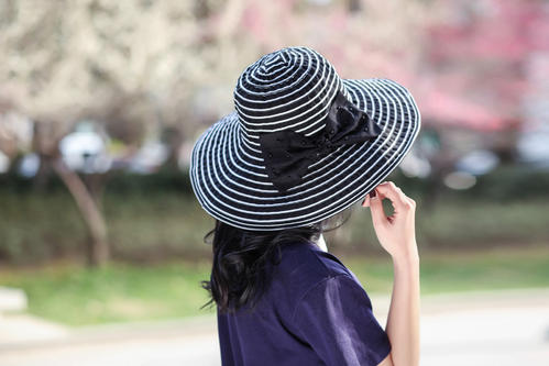 前面的头发太稀疏老脱发该怎么办,头发稀疏脱发的补救方法