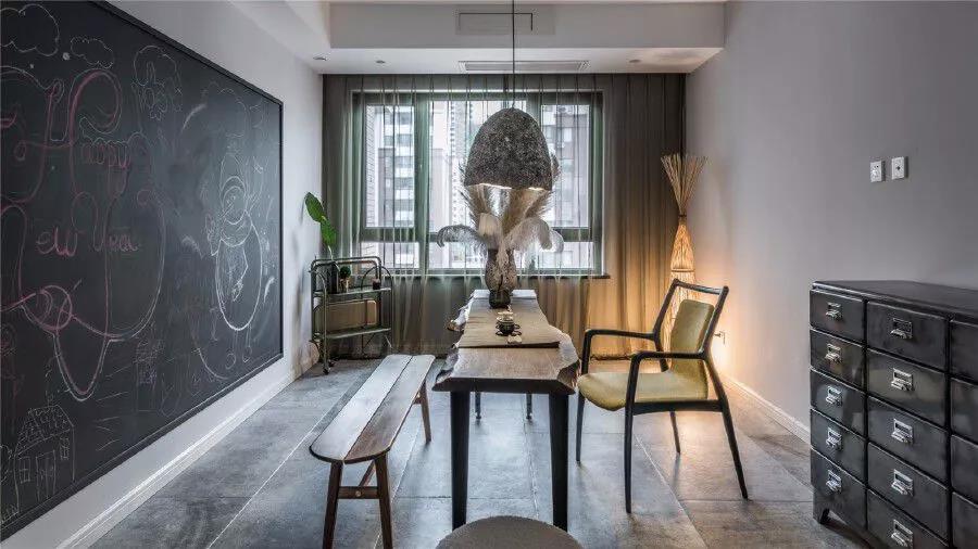 330㎡跃层，还附带阁楼，难怪朋友说像别墅，太大气了！尤其客厅