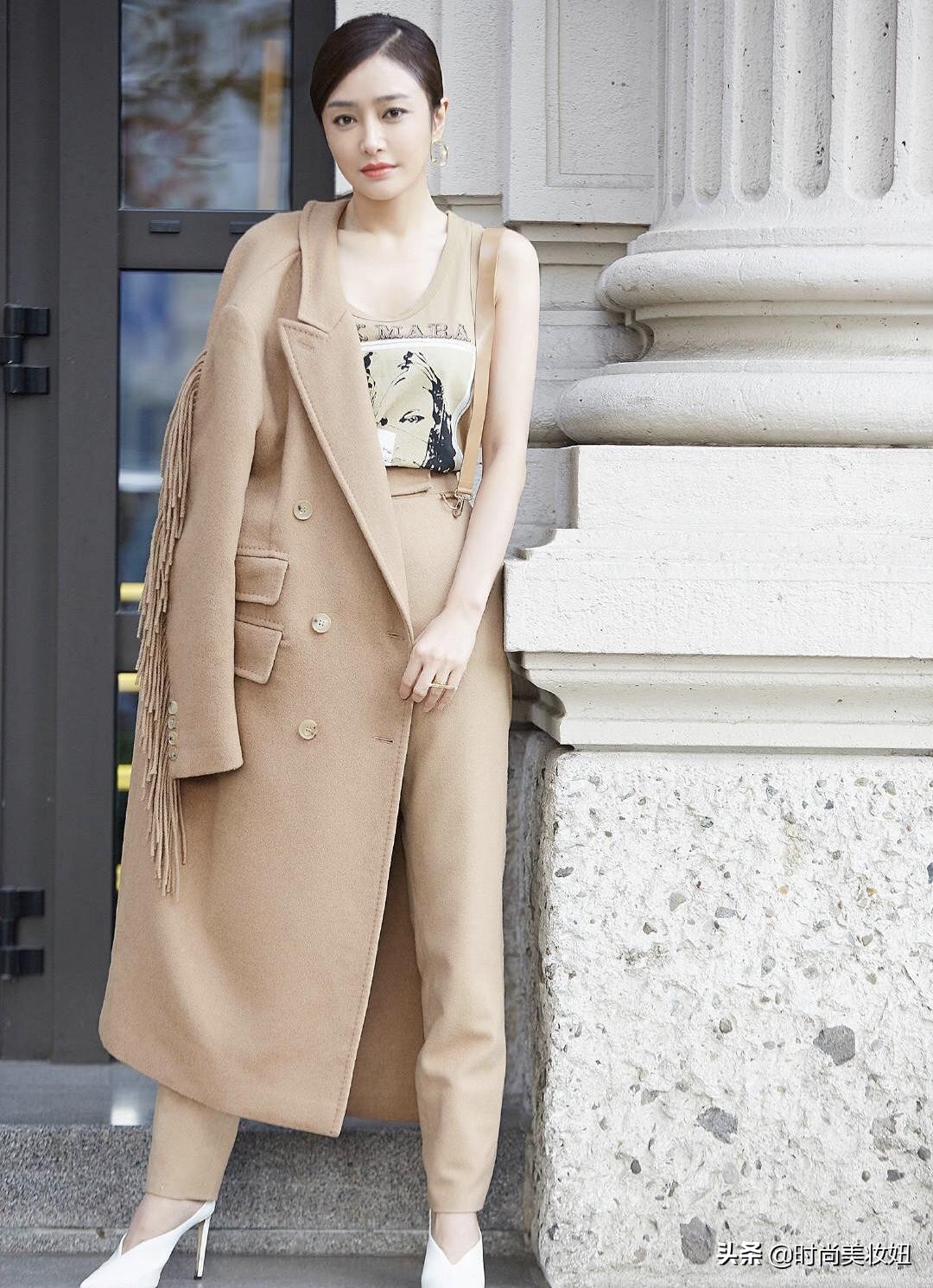大衣高级感秦岚减龄20岁,秦岚驼色大衣穿出女总裁气魄