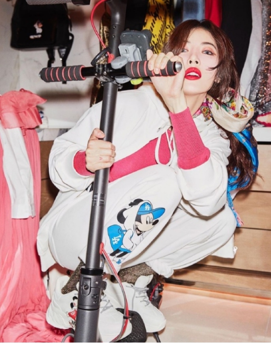 泫雅拍摄MLB新画报，复古元素一个不少超惊艳，红唇性感十足