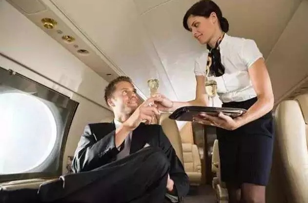 为什么空姐偷偷把头等舱布帘拉上,飞机起飞后为什么偷偷拉上头等舱