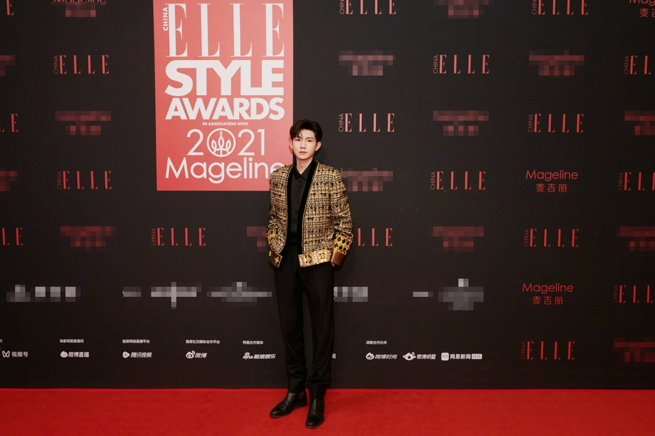 李现蔡徐坤颁奖照片合照,李现蔡徐坤红毯