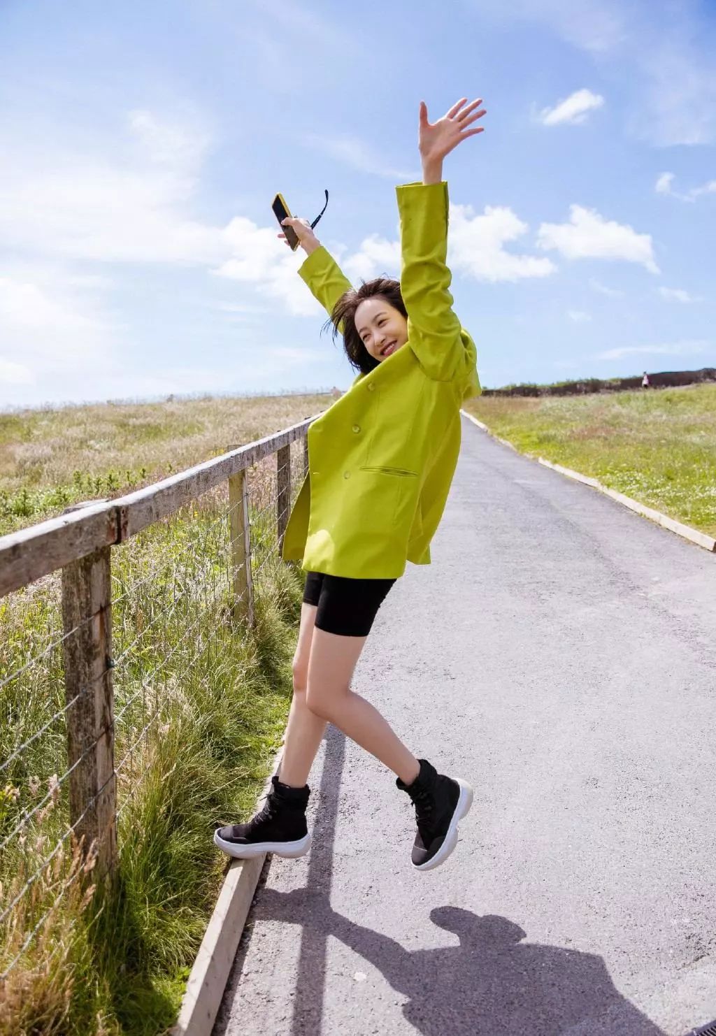 宋茜你为什么还单身?爱尔兰旅行一身芥末绿西装还露腿明媚美好