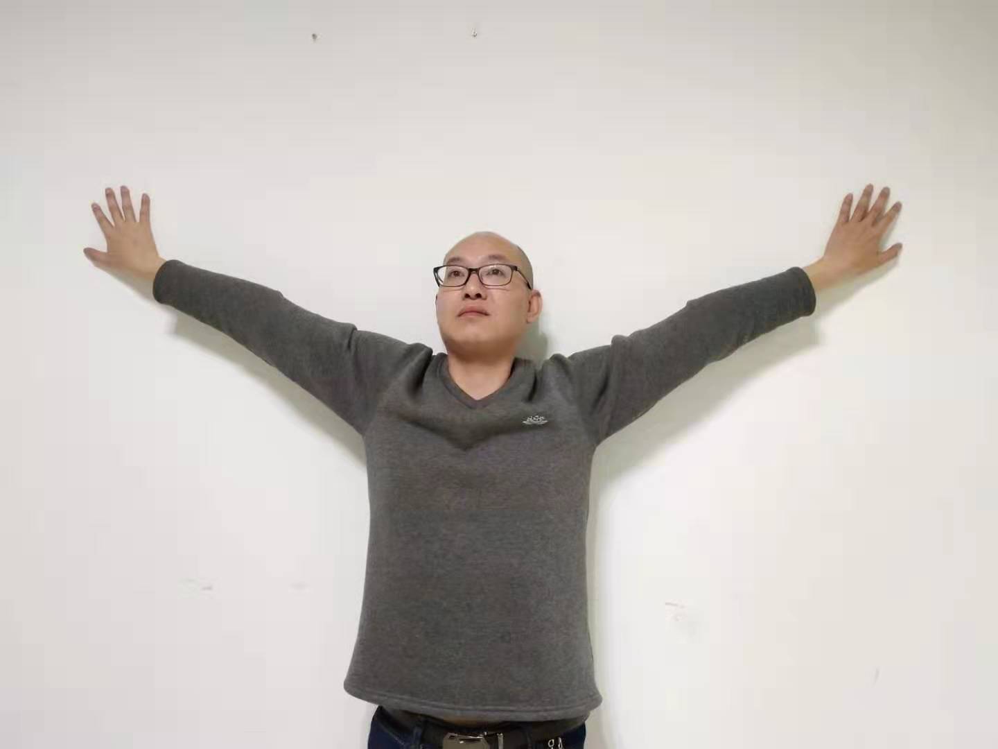 肩颈痛、颈椎不舒服，举起双手贴在墙上，颈椎一天比一天舒服