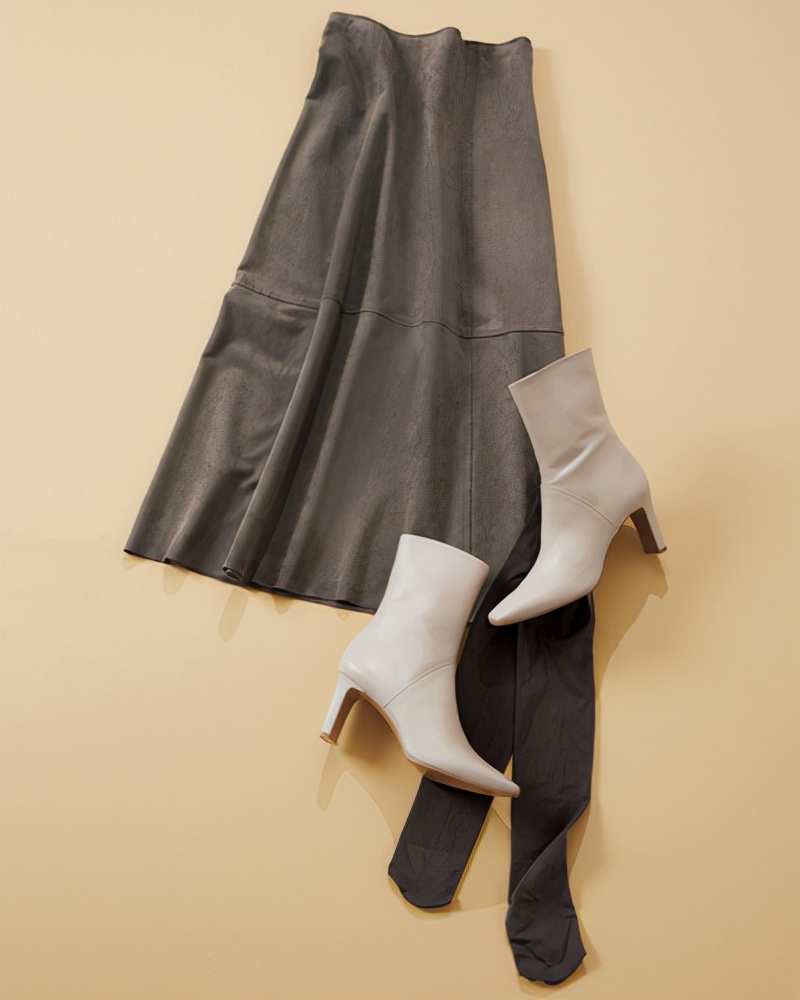 纯欲风牛仔裤短靴搭配,复古蓝紧身牛仔裤搭配马丁靴