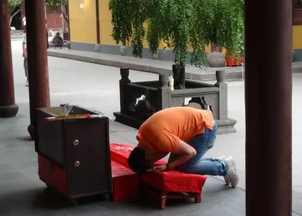 烧香拜佛时需要注意什么?记住4点佛教常识就好,不懂得了解一下