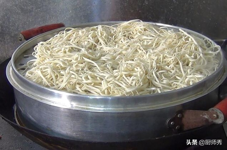 面条就得卷着吃才好吃,面条这样做实在太香了外酥里嫩