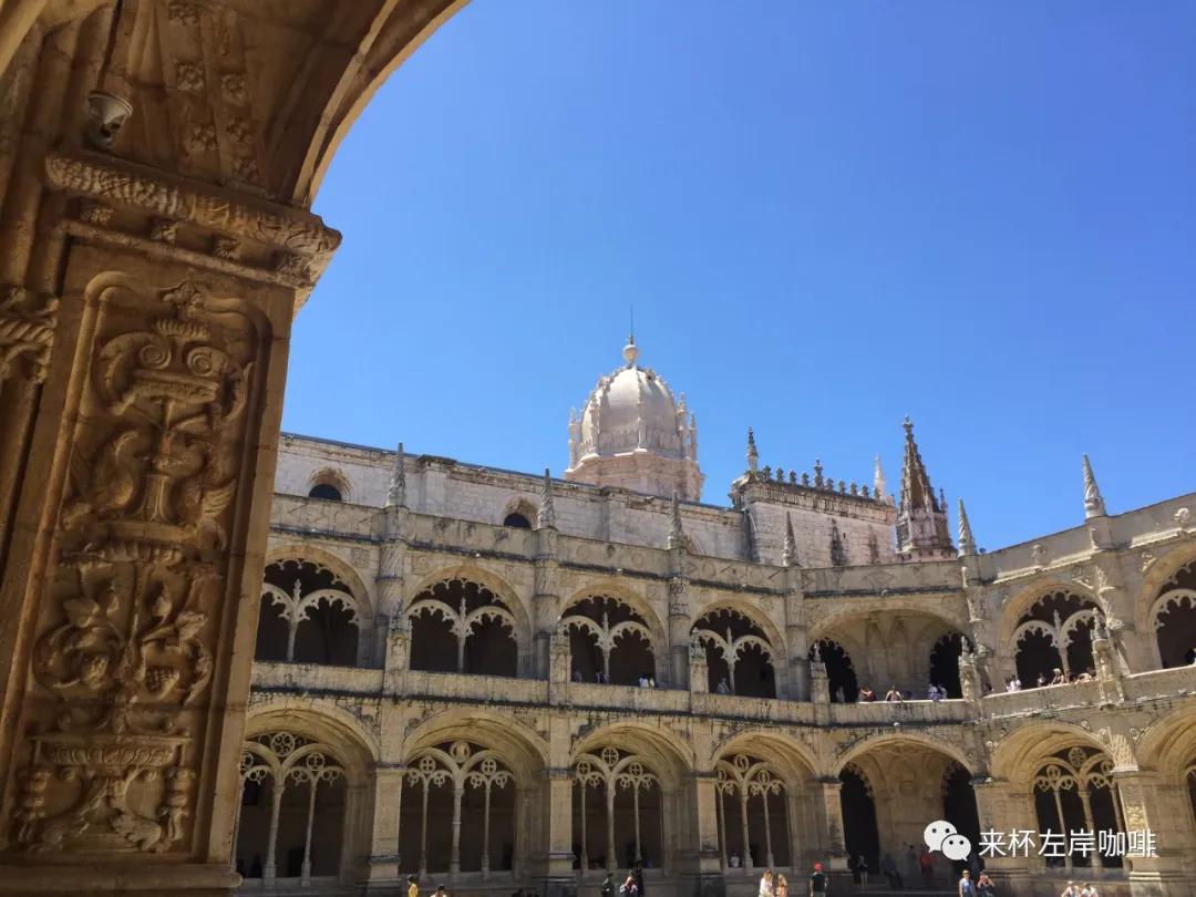 一座修道院,一座经历3次八级大地震不倒的塔