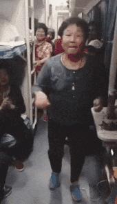 开心一刻gif下雨天,搞笑gif笑到肚子疼意外瞬间特辑