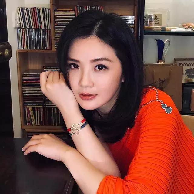 蔡卓妍出道至现今的照片,蔡卓妍出道22年再次站上巅峰