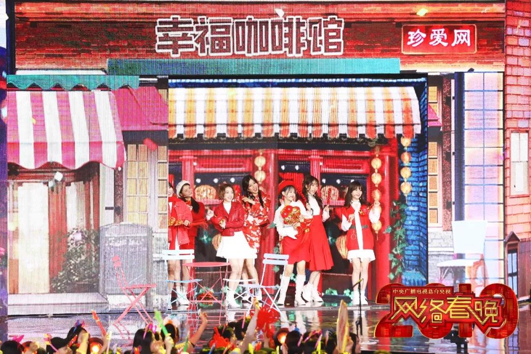 央视春晚温情与科技共融,央视春晚展现中国创新发展